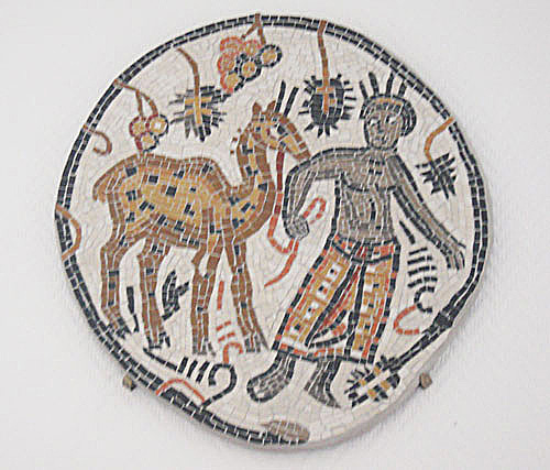 Mosaïque romaine représentant un chameau et un homme.